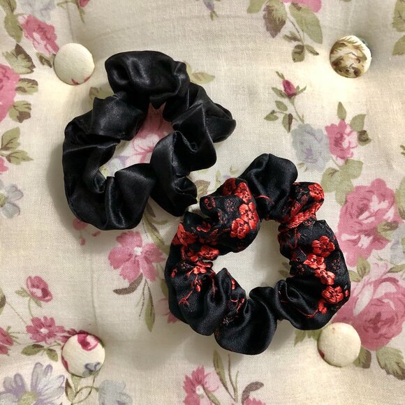 🩵 Free add-on || Black satiny scrunchies (set of 2) - Picture 1 of 1